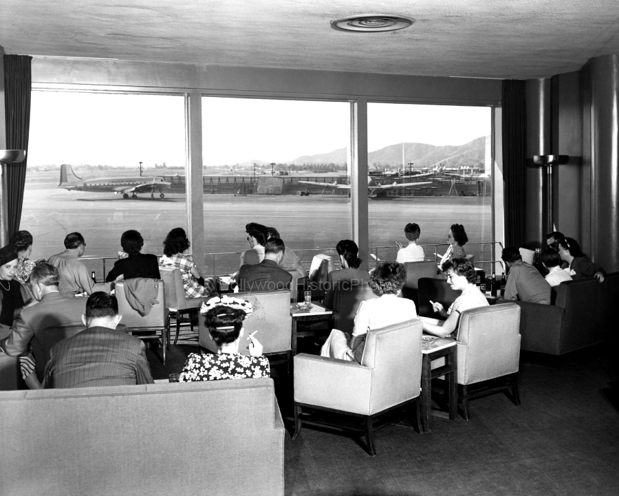 Burbank Union Air Terminal 1950 cocktail lounge wm.jpg